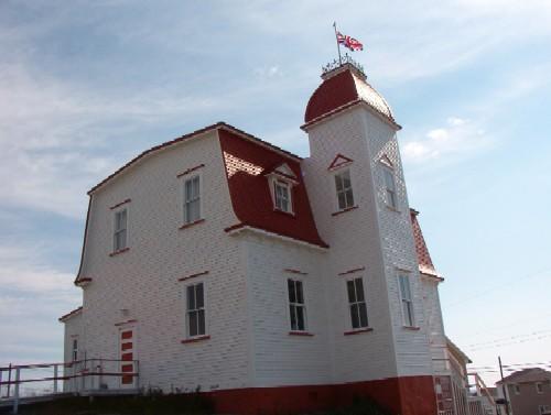 View of the left and front façades of Greenspond Courthouse, Greenspond, NL. ; © HFNL/Lara Maynard 2007