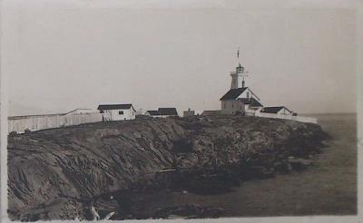 Historic photograph of the original Entrance Island Lighthouse, 1908.; Library and Archives Canada | Bibliothèque et Archives Canada, PA-164795