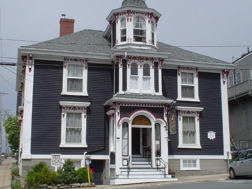 Zwicker House, Old Town Lunenburg, front façade, 2004; Heritage Division, Nova Scotia Department of Tourism, Culture and Heritage, 2004