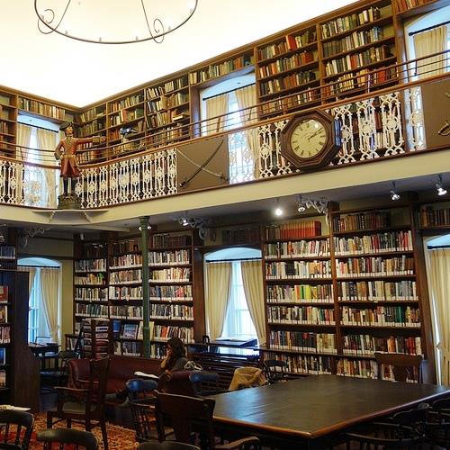 Interior view of the library.; Parks Canada | Parcs Canada, Andrew Waldron, 2014.