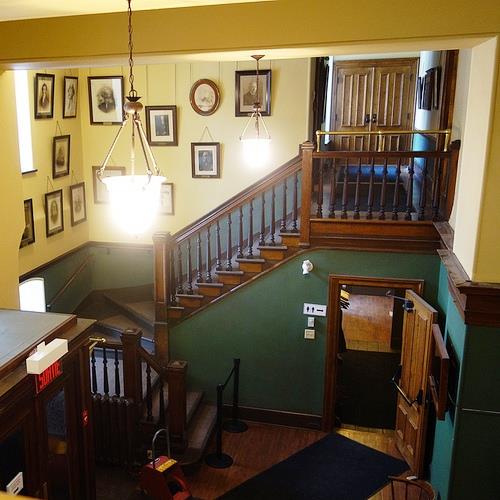 Entrance hall and stairs with pendant lighting.; Parks Canada | Parcs Canada, Andrew Waldron, 2014.