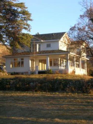 Exterior view of 810 Hudson Street, 2006; City of Penticton, 2006