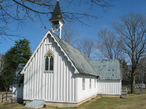 This image illustrates the main gable supported by vertical posts and the simple bargeboards applied to the gable end. 
 
; PNB 2005