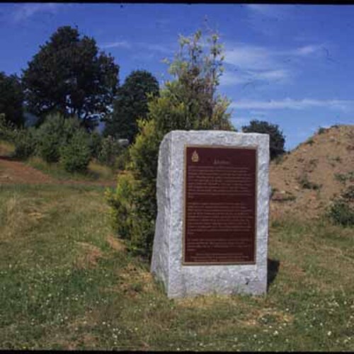 View of the Historic Sites and Monuments Board of Canada plaque and cairn, 2001.; Parks Canada Agency/Agence Parcs Canada, 2001.