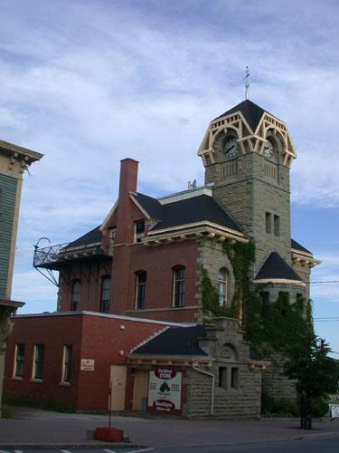 This angle view of the building presents the facades covered in quarry-faced stone, except the south façade which is covered in red brick.; PNB 2005