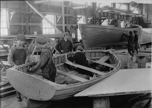 Women workers at Dr. Alexander Graham Bell's laboratory, Beinn Bhreagh. 
ca 1914 - 1918; Canada. Ministère de la défense nationale | National Defence / Bibliothèque et Archives Canada | Library and Archives Canada / PA-024363
