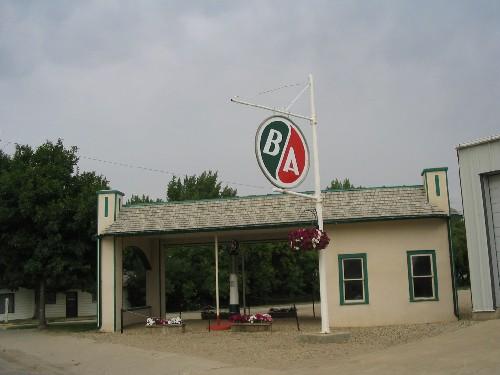 View of B. A. Garage from Main Street, featuring angled placement on corner lot, 2004.; Government of Saskatchewan, Lisa Dale-Burnett, 2004.