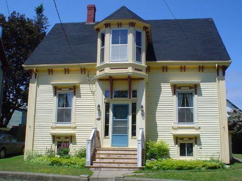 James Hunt House, Old Town Lunenburg,south façade, 2004; Heritage Division, Nova Scotia Department of Tourism, Culture and Heritage, 2004