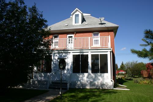 Main elevation detail, from the south, of the Mutter House, Reston, 2005; Historic Resources Branch, Manitoba Culture, Heritage, Tourism and Sport, 2005