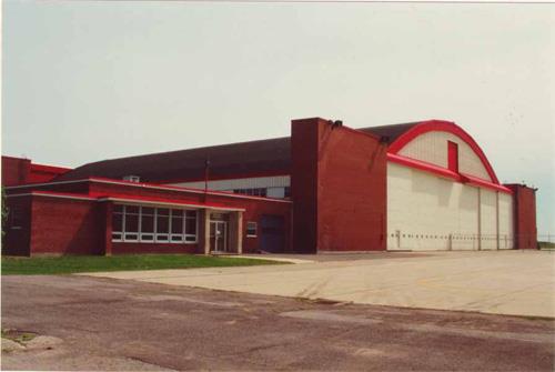 West elevation of Hangar 11, with a close view of the addition at the northwest corner,  2001.; Agence Parcs Canada / Parks Canada Agency, E. Tumak, 2001.