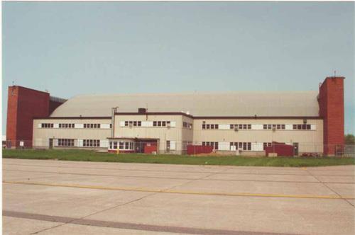 View of the south elevation of Hangar 14, 2001.; Agence Parcs Canada / Parks Canada Agency, E. Tumak, 2001.