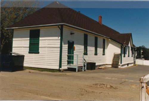 General view of Building 1004, rear (east) and end (south) elevations.; Parks Canada Agency / Agence Parcs Canada, Ian Doull, 1989.