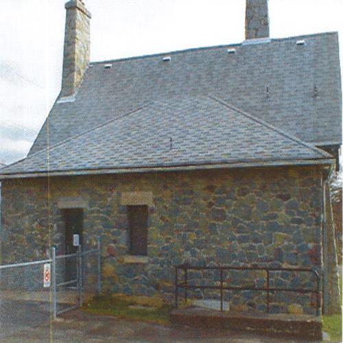 Exterior view of the Belmont Road Main Gatehouse, showing its modest scale and distinctive appearance, 2000.; Department of National Defence/Ministère de la Défense nationale, D. Cebula, 2000.