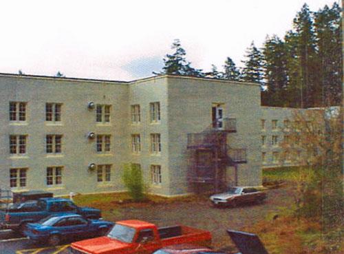 General view of the rear view of the central and adjacent wings of the Nixon Block RR24A showing the reinforced concrete work, 2000.; Department of National Defence / Ministère de la Défense nationale, 2000.