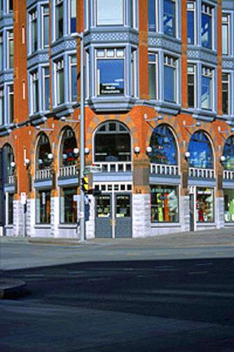 Detail view of the main entrance of the Central Chambers showing those elements which illustrate the Queen Anne Revival design, 2002.; Parks Canada Agency / Agence Parcs Canada, M. Trepanier, 2002.