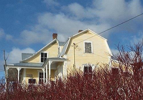 General view of the Charles Philip Bartlett House showing the attached summer kitchen which is on the side rather than at the back of the building and has a mansard roof in Second Empire style, 2000.; Parks Canada Agency / Agence Parcs Canada, A. L’Italien-Savard, 2000.