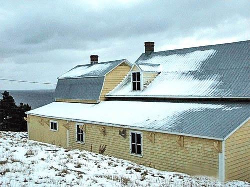 General view of the rear of the Charles Philip Bartlett House emphasizing the roof line with its bell-shaped eaves, 2000.; Parks Canada Agency / Agence Parcs Canada, A. L’Italien-Savard, 2000.