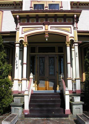 Clockmaker's Inn, Windsor, front entrance, 2005; Heritage Division, NS Department of Tourism, Culture and Heritage, 2005