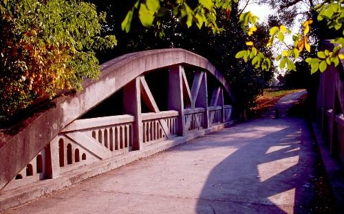 View of the Middle Road Bridge and the Etobicoke bank of the Etobicoke Creek from the west.; City of Mississauga