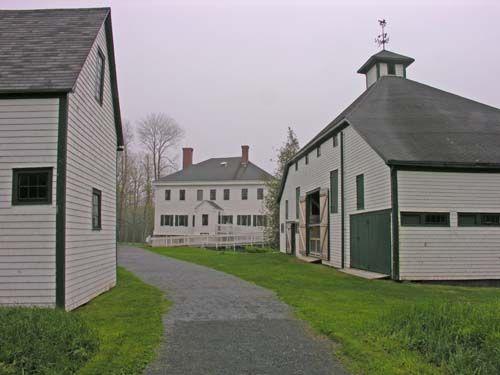 View of rear elevation of main house, barn (right) and carriage house (left), Uniacke House, Mount Uniacke, 2005.; Heritage Division, NS Dept. of Tourism, Culture and Heritage, 2005.