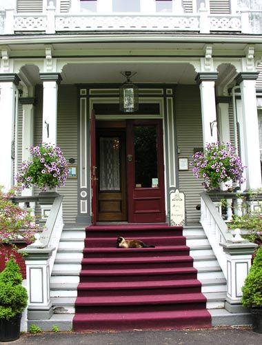 Detail of main entrance, Queen Anne Inn, Annapolis Royal, NS, 2005.; Heritage Division, NS Dept. of Tourism, Culture and Heritage, 2005