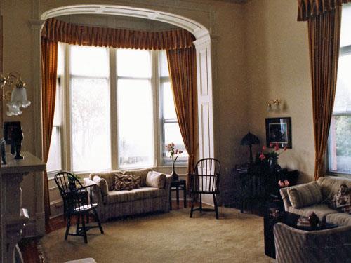 Interior view of Admiral's Residence and Naval Storekeeper's House, showing its function as a government residence of classically inspired design.; Parks Canada Agency / Agence Parcs Canada, Ian Doull.