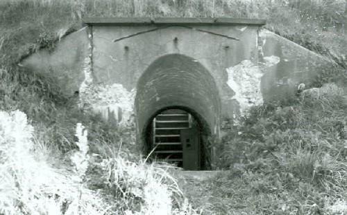 Side view of Lower Battery, showing the west entrance, 1993.; Heritage Recording Services Section, 1993. / Section des services des relevés des richesses du patrimoine, 1993.