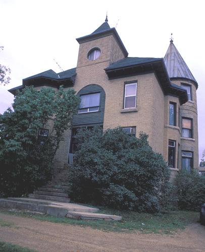 View of the main elevation of the Davidson House, Neepawa 2005; Historic Resources Branch, Manitoba Culture, Heritage, Tourism and Sport, 2005