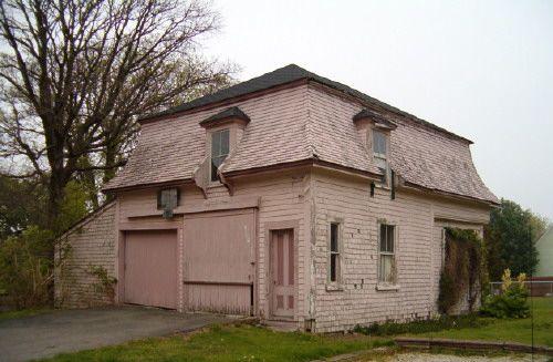 Side and front elevations of carriage house, Samuel Crowell House, Yarmouth, 2004; Heritage Division, NS Division of Tourism, Culture and Heritage, 2004.