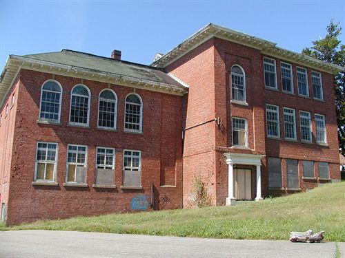 Side elevation showing slope of lot, Greenvale School, Dartmouth, Nova Scotia, 2005.; HRM Planning and Development Services, Heritage Property Program, 2005.