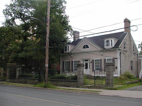 Side and front elevations, Thorndean, Halifax, Nova Scotia, 2005.; Heritage Division, NS Dept. of Tourism, Culture and Heritage, 2005.