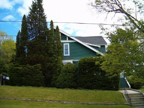 View from street showing granite slabs and built-up knoll, Etherington-Robertson House, Shelburne, 2004.; Heritage Division, NS Dept. of Tourism, Culture and Heritage, 2004