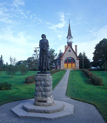 General view of Grand-Pré, showing the memorial chapel in its Québec revival style, 2007.; Parks Canada Agency / Agence Parcs Canada.