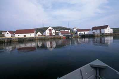 General view of Battle Harbour Historic District, showing the wooden wharves and boardwalks, 2003.; Parks Canada Agency/Agence Parcs Canada, J. McQuarrie, 2003.