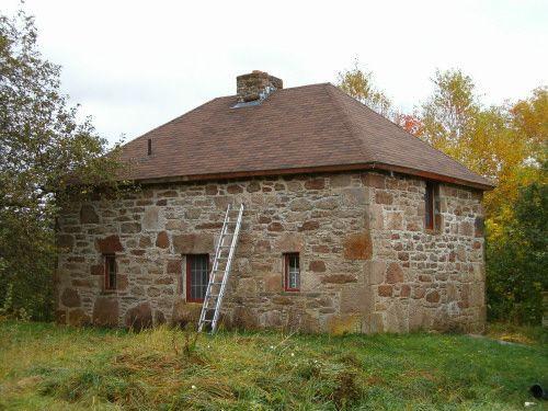 Rear elevation, MacRae-Bitterman House, Middle River, Cape Breton, NS, 2004.; Heritage Division, NS Dept. of Tourism, Culture and Heritage, 2004.