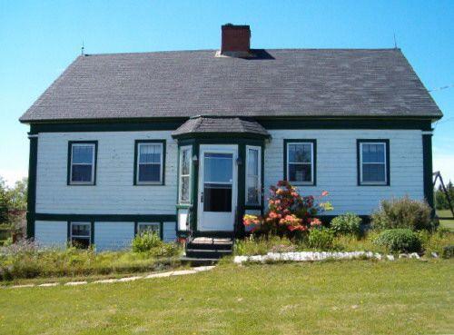 Front elevation showing change in elevation, John Henry Ernst House, Blockhouse, 2004; Heritage Division, Nova Scotia Department of Tourism, Culture and Heritage, 2004