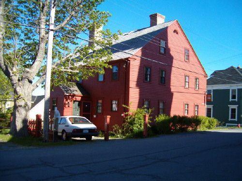 Side and rear facades, Lennox Tavern, Lunenburg, 2004.; Heritage Division, NS Dept. of Tourism, Culture and Heritage, 2004.