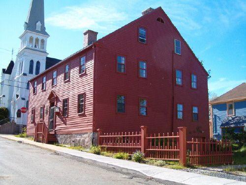 Looking up street at side and front facades, Lennox Tavern, Lunenburg, 2004.; Heritage Division, NS Dept. of Tourism, Culture and Heritage, 2004.