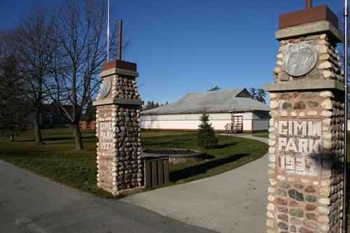 View through the park gates to the Gimli Dance Pavilion, Gimli, 2004; Historic Resources Branch, Manitoba Culture, Heritage, Tourism and Sport, 2005