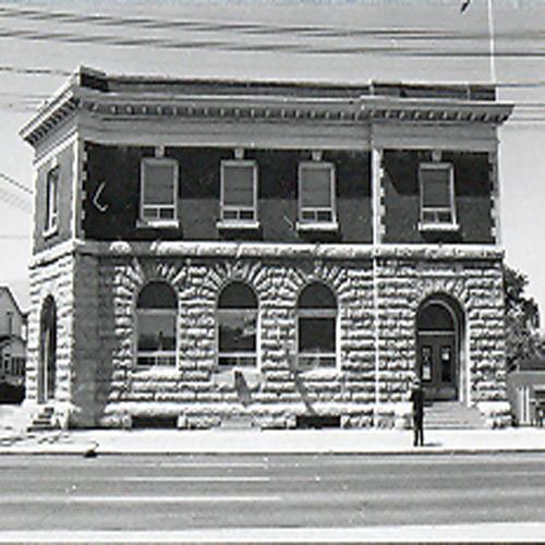 Side view of Postal Station "B," showing the well-executed masonry work, notably the rusticated work, the stone quoins of the upper floor and the brickwork, 1971.; Canadian Inventory of Historic Buildings/Inventaire des Bâtiments Historiques du Canada, 1971.