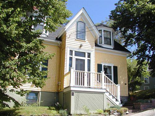 Main entrance, Robert Innes House, Dartmouth, Nova Scotia, 2005.; Heritage Division, NS Dept. of Tourism, Culture and Heritage, 2005.