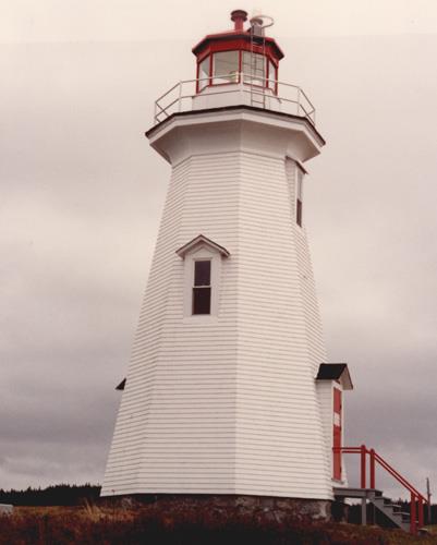 Side view of the Light Tower, showing the building’s limited decorative detailing, 1989.; Transport Canada / Transports Canada, 1989.