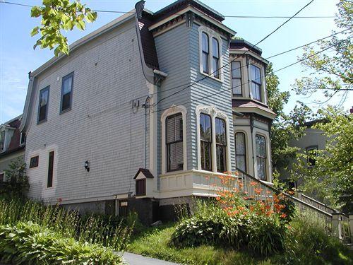 Side and front elevations, Joseph Howe Austen House, Dartmouth, Nova Scotia, 2005.; HRM Planning and Development Services, Heritage Property Program, 2005.