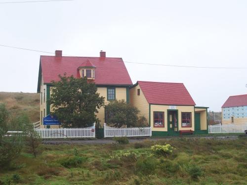 Exterior photo of Hiscock House Provincial Historic Site, Trinity, showing the house and attached shop. Photo taken September 2005. ; HFNL/ Andrea O'Brien 2005.