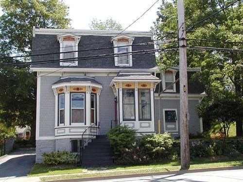 Main elevation, Johnstone Chittick House, Dartmouth, Nova Scotia, 2005.; HRM Planning and Development Services, Heritage Property Program, 2005.
