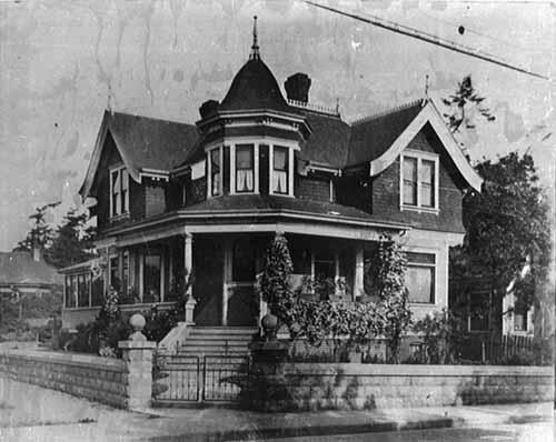 Exterior view of 1702 Fernwood Road, c. 1910s; City of Victoria Archives: CVA 97905-02-4818
