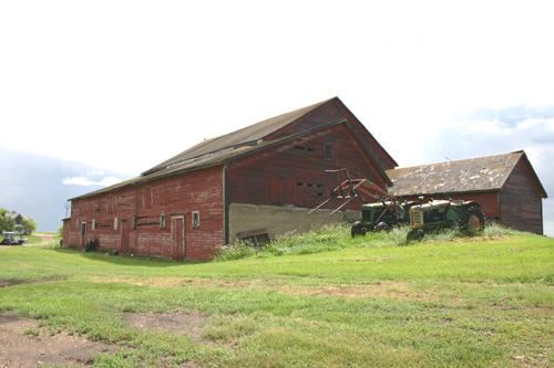 View, from the northwest, of the Graham Barn, Minto area, 2004; Historic Resources Branch, Manitoba Culture, Heritage and Tourism, 2005