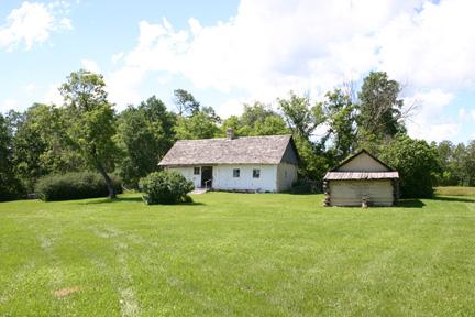Contextual view of the house and chicken coop on the Negrych Homestead, Venlaw area, 2005; Historic Resources Branch, Manitoba Culture, Heritage and Tourism, 2005