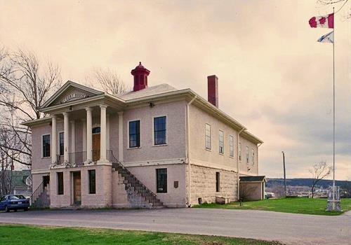 General view of Annapolis County Court House showing its prominent location, set close to the street, on the main street of Annapolis Royal.; Parks Canada Agency / Agence Parcs Canada.