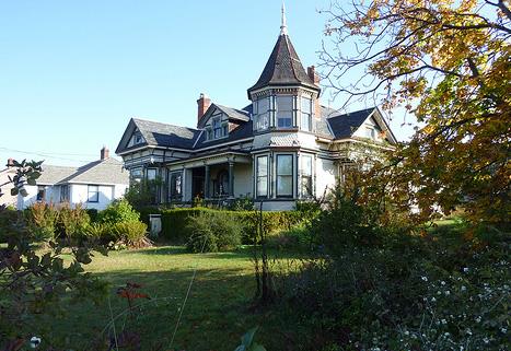 General view of 223 Robert Street, showing its elaborate corner tower, 2011.; Parks Canada Agency / Agence Parcs Canada, Andrew Waldron, 2011.